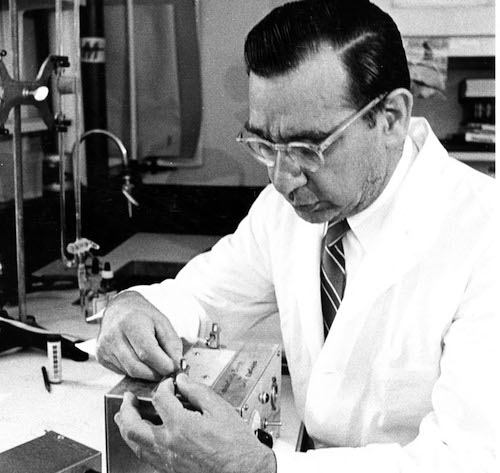 Shwachman博士使用他发明的汗液测试箱来诊断囊性纤维化