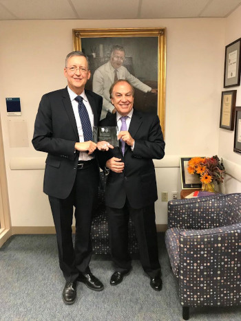 2017年11月，BCH眼科主任David Hunter博士向访问教授Gerald Zaidman博士颁发纪念牌。