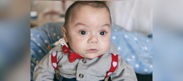 婴儿睁大眼睛盯着相机