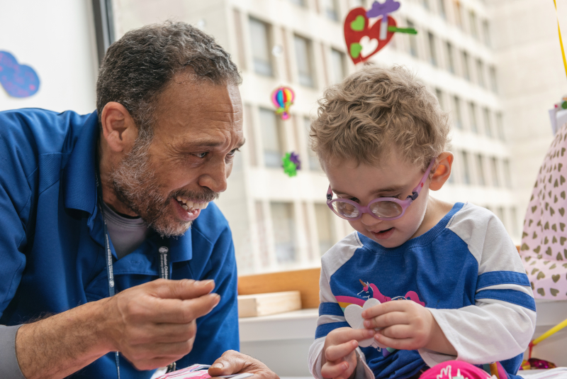 2019年波士顿儿童医院最佳护理奖得主卢西洛·普埃洛与病人玩耍。
