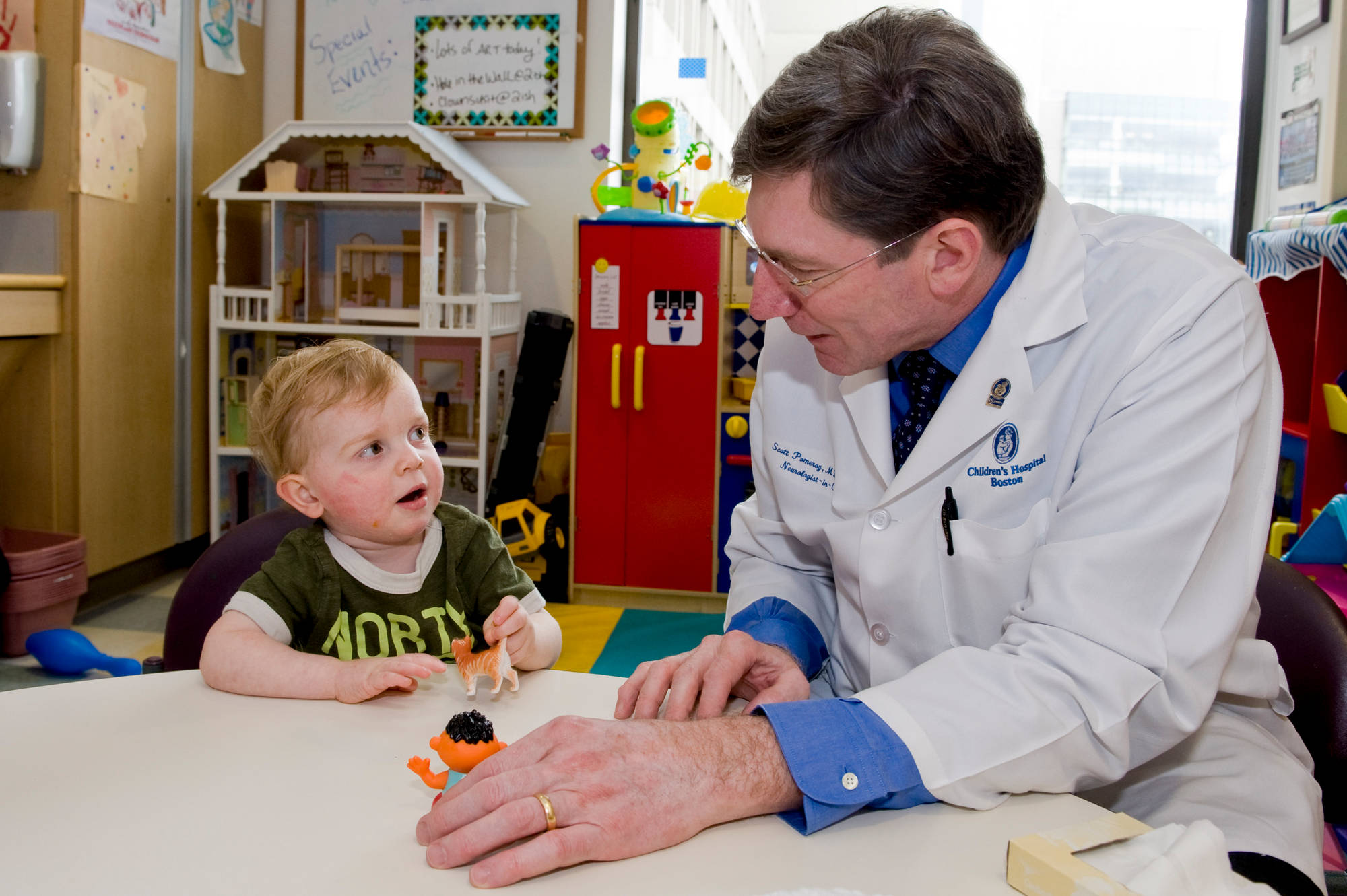 波士顿儿童医院的神经病学主任，医学博士Scott L. Pomeroy，正在和一位病人合影。