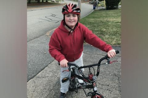 男孩骑自行车